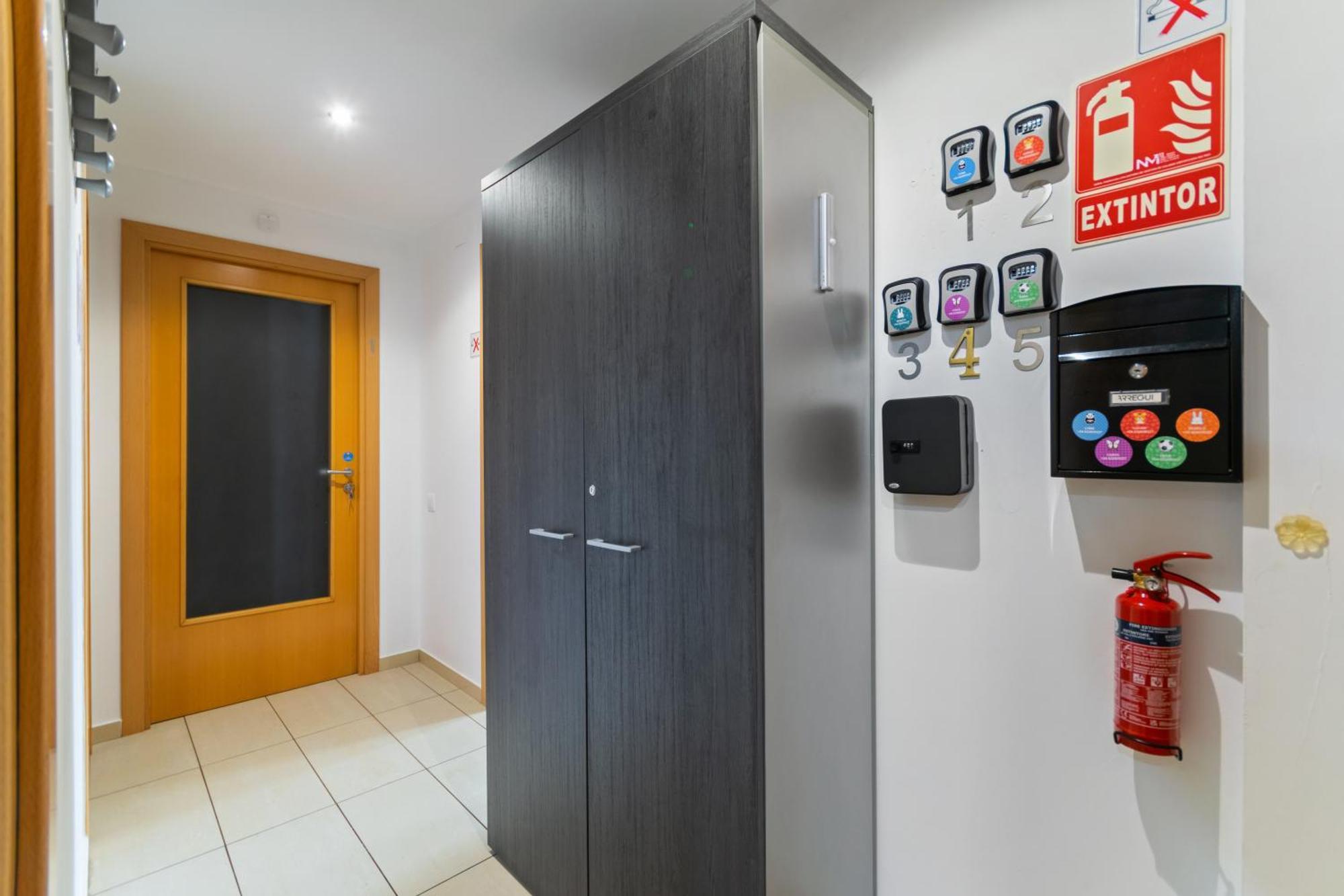 Fira Gran Via 2 - Private Rooms In A Shared Apartment - Habitaciones Privadas En Apartamento Compartido L’Hospitalet de Llobregat Exterior foto